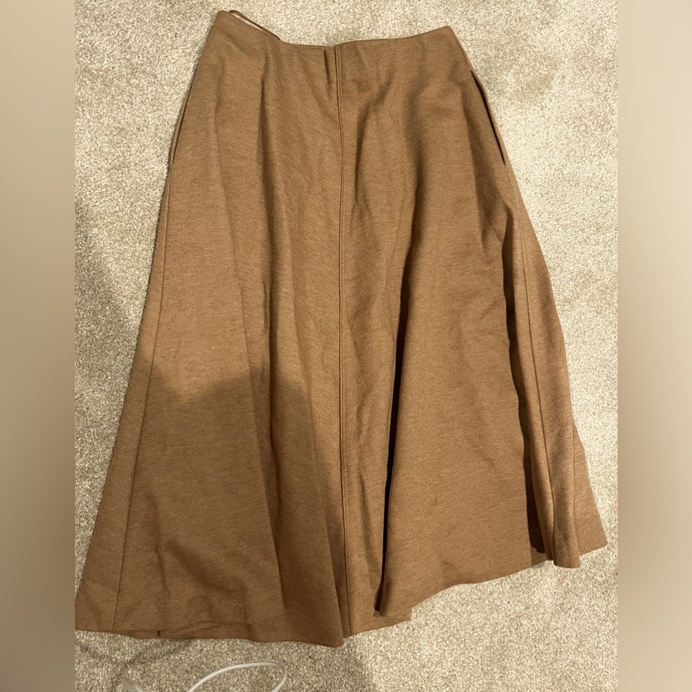 Like new women’s camel XS midi skirt with pockets